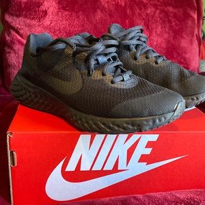 Nike Revolution 6 4E (Wide) 4.5Y worn once